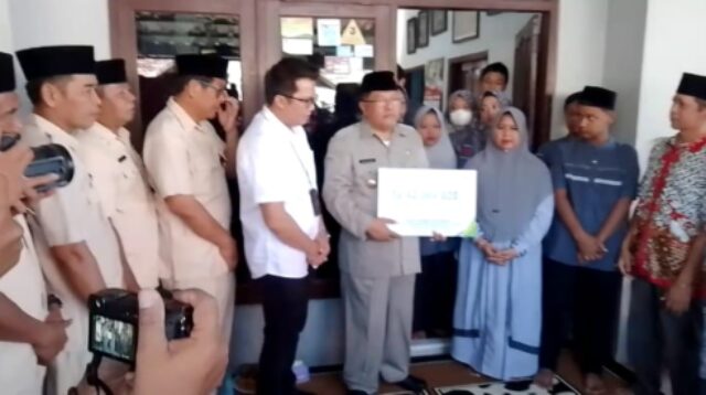 Walikota Blitar Drs. H. Santoso, M.Pd., mengunjungi rumah keluarga almarhum Abid Habibi Rohman