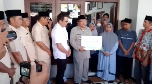 Walikota Blitar Drs. H. Santoso, M.Pd., mengunjungi rumah keluarga almarhum Abid Habibi Rohman