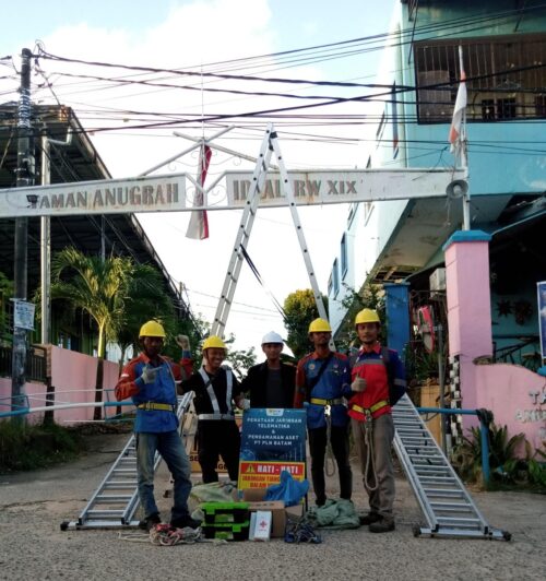 Petugas sedang memperbaiki instalasi kabel listrik yang semrawut