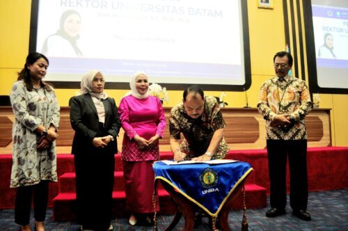 Pelantikan Prof. Indrayani S.E., M.M., Ph.D dilaksanakan di Rumengan Hall, Jum'at(25/8/2023) pagi.