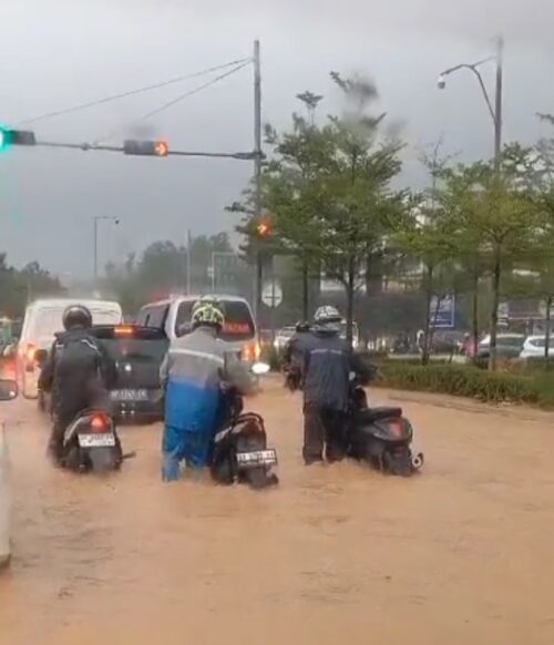 Situasi banjir di depan Kepri mall
