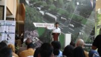 Kepala BP Batam di podium sedang berpidato dihadapan para investor