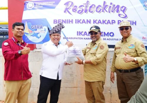 Bupati Karimun Dr. H. Aunur Rafiq bersama Kementerian Kelautan dan Perikanan RI yang diwakili Dirjen Penata ruang Laut Kepulauan Riau sedang berfoto bersama dg memamerkan benih yang akan di Tabur ke Jembatan Sanur
