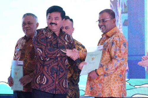 Bupati Karimun Dr. H. Aunur Rafiq, S.Sos., M.Si. menghadiri sekaligus Menerima sertifikat GTRA Summit Karimun 2023 yang diresmikan Menteri ATR/BPN Mersekal TNI (purn) Hadi Cahyanto