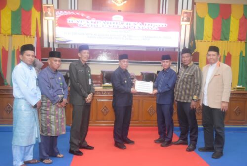Foto bersama penyerahan laporan RAPBD perubahan tahun 2023