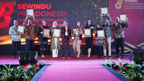 Saat foto bersama menerima penghargaan ajang Sewindu PR Indonesia di jakarta