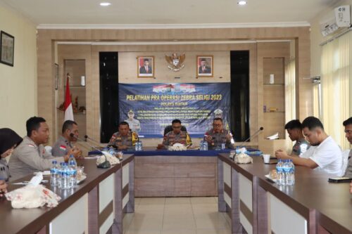 Kapolres Bintan AKBP Riky Iswoyo, S.I.K., M.M sedang memimpin rapat operasi seligi 2023