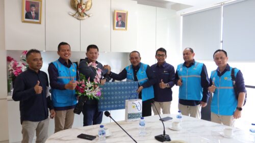 Staff PLN dan DPC Perindo foto bersama