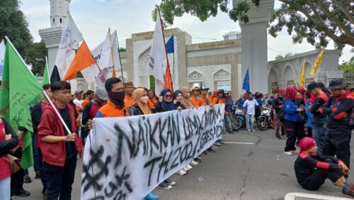 Buruh saat demo didepan Pemko Batam tuntut kenaikan UMK 2024