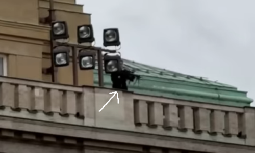 Pelaku penembakan, salah seorang mahasiswa di Universitas Praha berusia 24 tahun saat melakukan aksinya dengan menewaskan 13 orang
