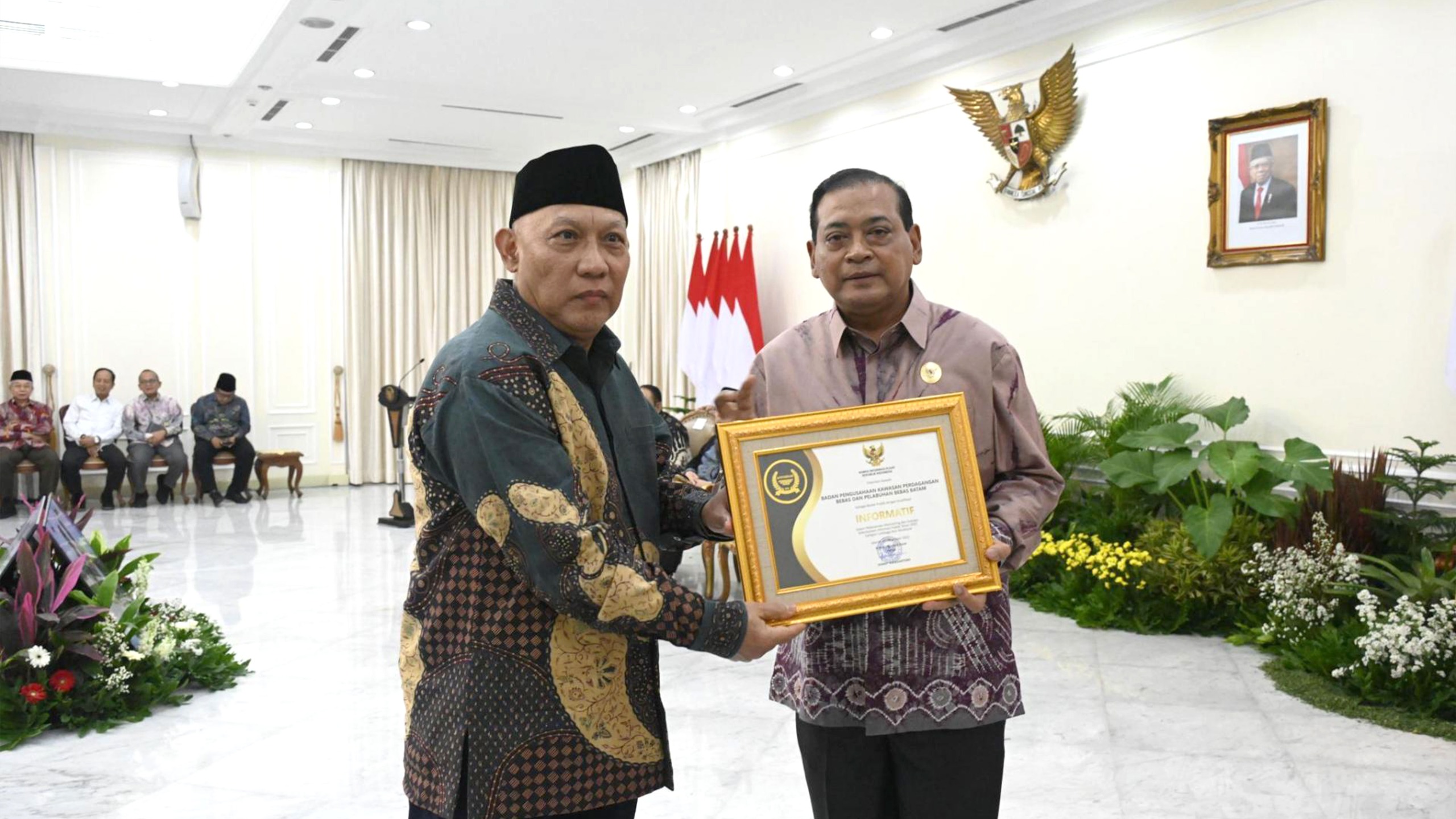 Badan Pengusahaan Batam (BP Batam) menerima predikat “Informatif” dalam Anugerah Keterbukaan Informasi Publik (KIP) Tahun 2023 di Jakarta diserahkan oleh Donny Yoesgiantoro, di Istana Wakil Presiden, Jakarta Pusat. 