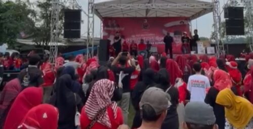 Relawan Ganjar Mahfud sedang melakukan simulasi pencoblosan pemilu 2024