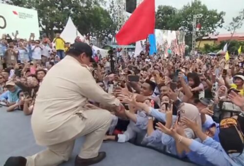 Prabowo menyapa para simpatisan di Batam