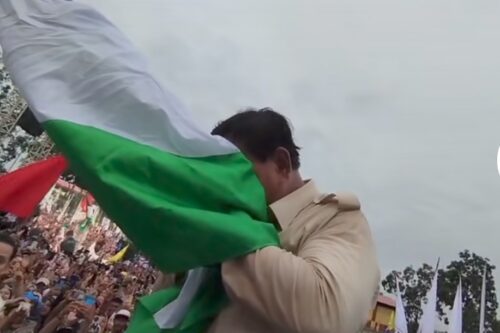 Prabowo Subiyanto Mencium Bendera Palestina saat kampanye di Batam