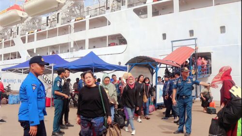 Para Penumpang yang kembali ke Batam