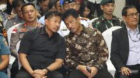 Ketua DPRD Batam saat berbincang dengan Walikota Batam, Rudi di acra sertijab Ketua PN Batam