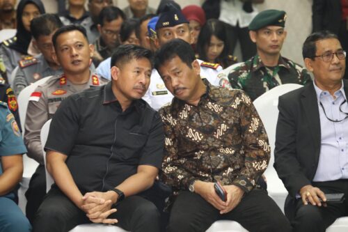 Ketua DPRD Batam saat berbincang dengan Walikota Batam, Rudi di acra sertijab Ketua PN Batam