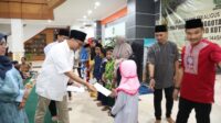 Ketua DPRD Batam saat memberikan santunan kepada anak yatim