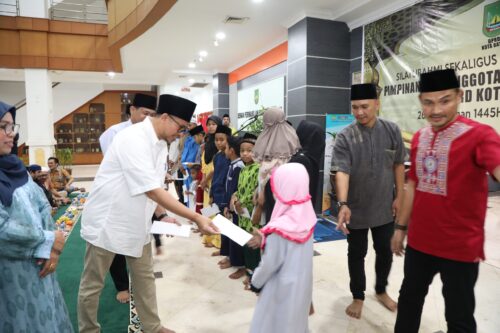 Ketua DPRD Batam saat memberikan santunan kepada anak yatim