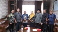Sekretaris Komisi IV DPRD Kota Batam Nina Mellanie foto bersama rombongan kunker Komisi II DPRD Kampar