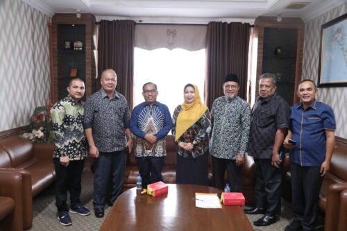 Sekretaris Komisi IV DPRD Kota Batam Nina Mellanie foto bersama rombongan kunker Komisi II DPRD Kampar