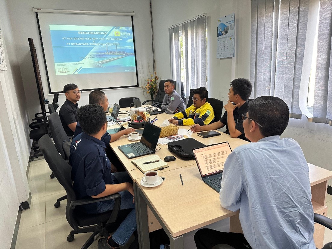 Saat melakukan meeting di ruang kantor PLN Batam