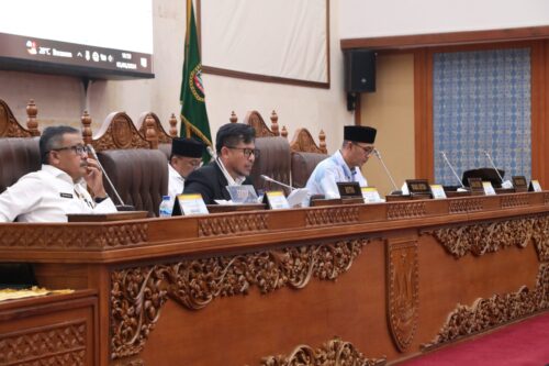 Ketua DPRD Batam, Nuryanto saat memimpin Rapat Paripurna