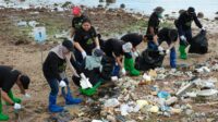 Peringati Hari Lingkungan Hidup Sednia PLN Batam Ajak Komunitas masyarakat bersihkan pantai dari sampah plastik
