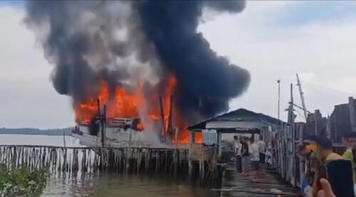 Kapal Kargo terbakar
