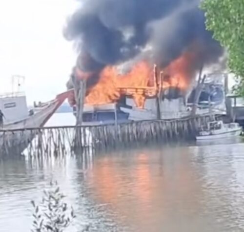 Kapal Kargo yang terbakar di dermaga pelantar di Karimun