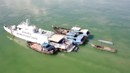 Kapal Bhakamla RI saat mengamankan kapal pelaku kejahatan