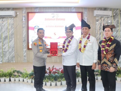 Kompolnas Mendapatkan Cinderamata dari Polres Karimun