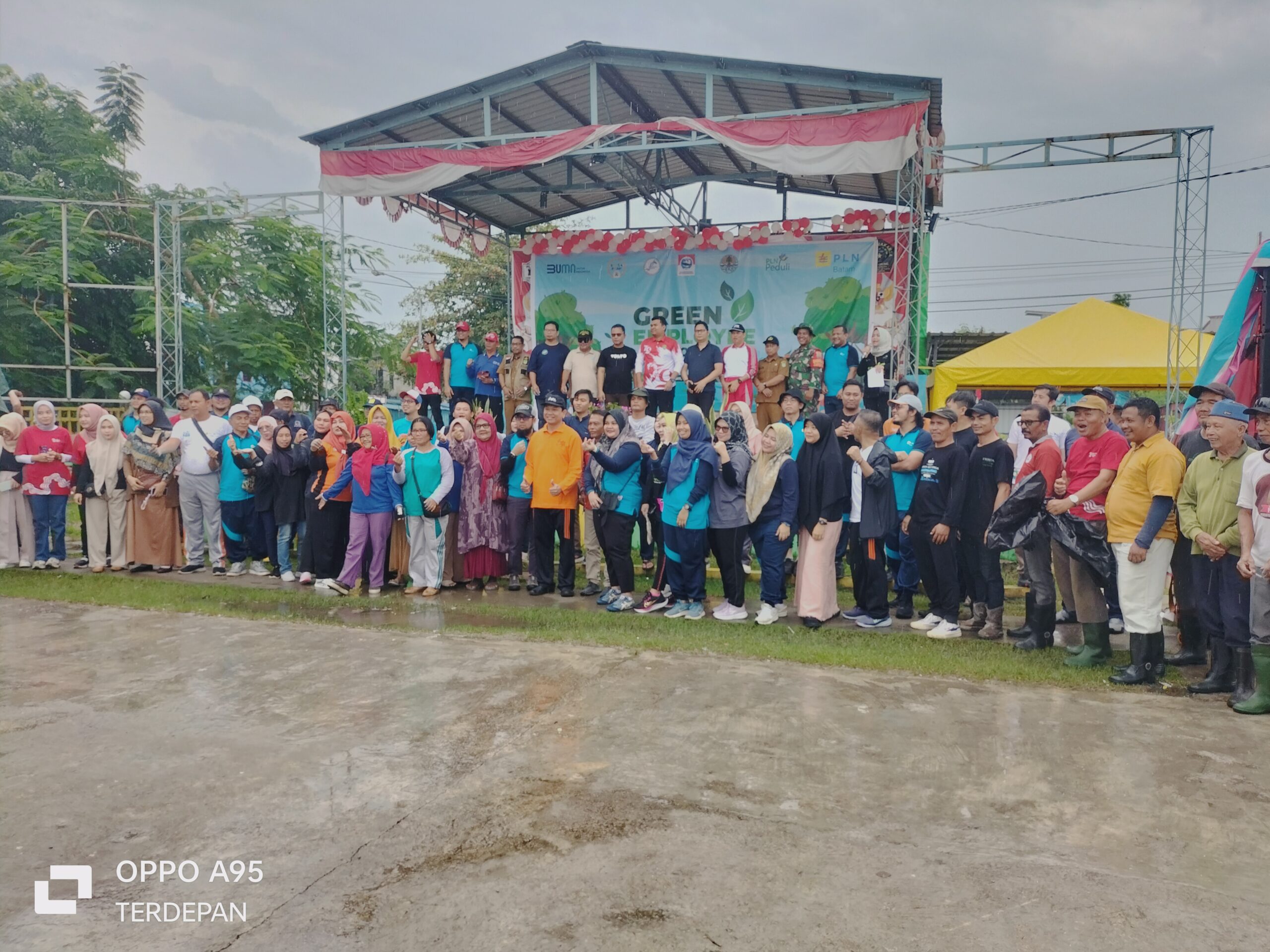 Sebelum acara bersih bersih sungai Nato PLN Batam dan warga berfoto bersama