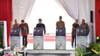 Simbolis peresmian PLTS ground-mounted 100 MWp di Kawasan Industri Kota Bukit Indah di Kabupaten Purwakarta, Jawa Barat pada Rabu (28/8)