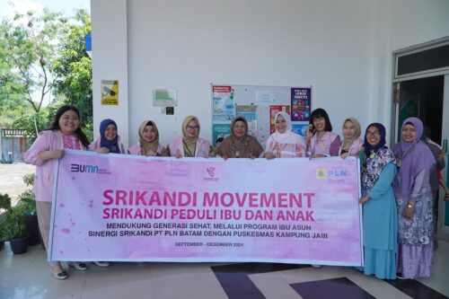 Srikandi PLN Foto Bersama dengan Ibu-ibu warga Kampung Jabi