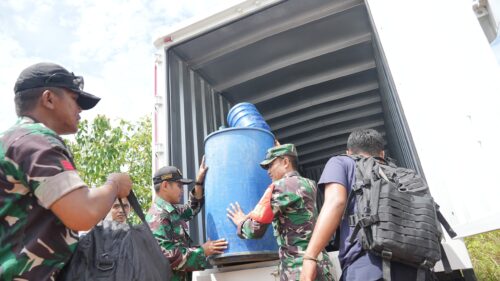 Petugas Membantu Warga yang akan pindahke lokasi Rempang Eco City