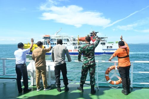 Komandan Lanud Raden Sadjad (RSA) Natuna, Kolonel Pnb. I Ketut Adiyasa Ambara bersama Wakil Bupati Natuna, Rodhial Huda, Kapolres Natuna, AKBP Nanang Budi Santosa, S.I.K., Kakansar Natuna, Abdurrahman, S.E., dan Kepala Balai Pengelola Transportasi Laut (BPTD), Febri tinjau arus penumpang Nataru