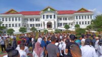Para pegawai Pemkab Karimun Demo di depan kantor Bupati menuntut gaji yang tertunggak