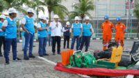 Petugas PLN sedang memperispkan peralatan pengamanan sistem kelistrikan