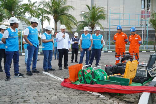 Petugas PLN sedang memperispkan peralatan pengamanan sistem kelistrikan