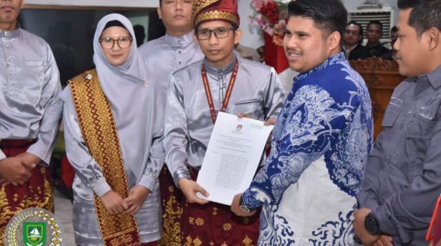 Muhammad Arsya Fadillah menghadiri acara rapat Pleno terbuka penetapan pasangan Kasmarni sebagai Bupati dan Bagus Santoso Wakil Bupati terpilih periode 2025-2030