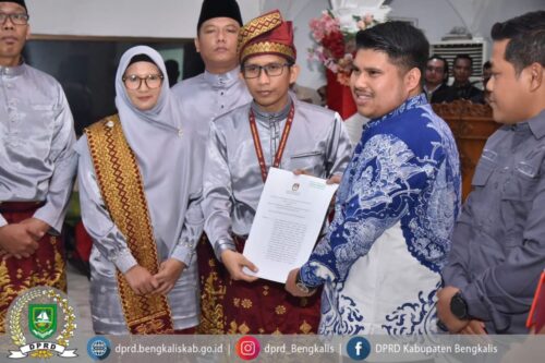Muhammad Arsya Fadillah menghadiri acara rapat Pleno terbuka penetapan pasangan Kasmarni sebagai Bupati dan Bagus Santoso Wakil Bupati terpilih periode 2025-2030