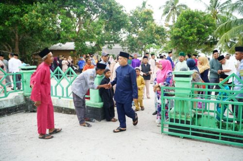 Muhammad Nizar bersama Novrizal dalam kegiatan safari ramadhan Desa Tanjung Irat (foto : dok.Diskominfo)