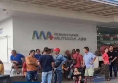 Kerabat pekerja yang mengalami luka maupun korban yang meninggal mendatangi rumah sakit Aini Batu Aji 