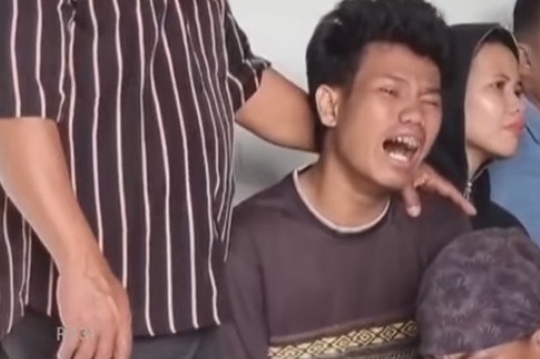 Anak korban kecelakaan yang tewas akibat terbakarnya kapal tangker MT Federal PT ASL 
