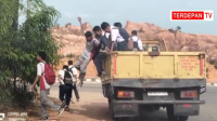 Pelajar Sekolah Berlompatan diatas Truk Bak Terbuka