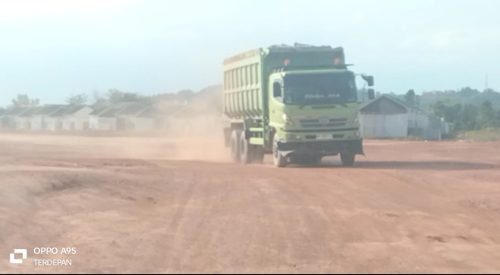 Truk truk pengangkut tanah untuk reklamasi laut nongsa dekat RS Bhayangkara Polda Kepri