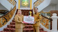 Wakil Bupati Bengkalis H. Bagus Santoso menyerahkan Penghargaan Apresiasi Pemerintah Daerah Berprestasi Tahun 2026 kepada Bupati Bengkalis Kasmarni