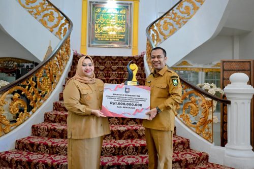 Wakil Bupati Bengkalis H. Bagus Santoso menyerahkan Penghargaan Apresiasi Pemerintah Daerah Berprestasi Tahun 2026 kepada Bupati Bengkalis Kasmarni