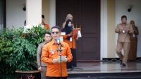 Bupati Karimun Iskandarsyah menyampaikan sambutan diacara pencanangan pelaksanaan Sensus Ekonomi 2026, di sela pelepasan petugan sensus di halaman rumah dinas Bupati Karimun.